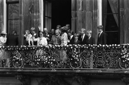 Koninginnedag 1984 in Den Haag gehele familie op balkon Lange Voorhout, Bestanddeelnr 932-9504