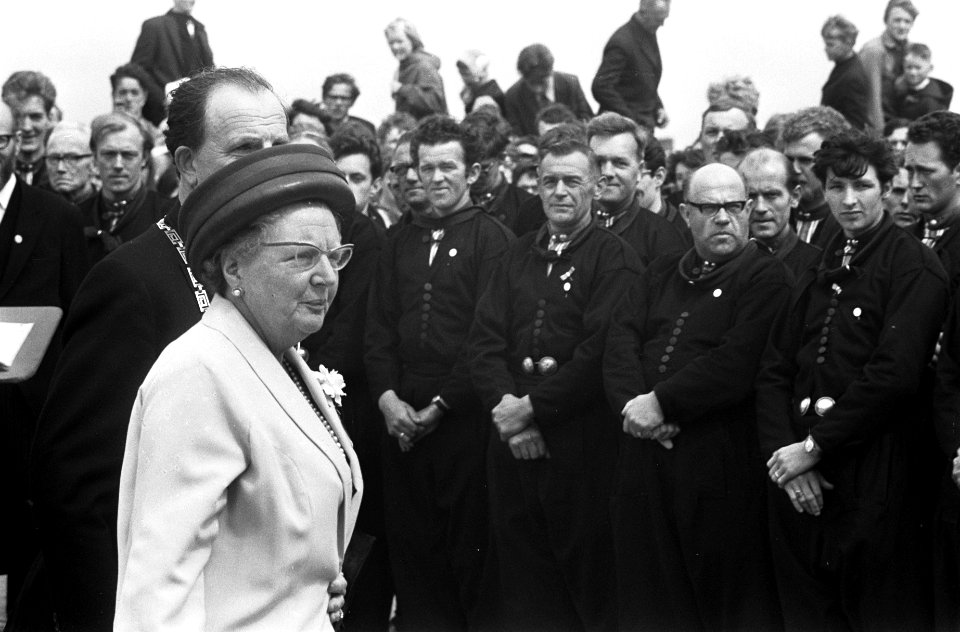 Koningin Juliana bezoekt Urk. Links Hare Majesteit , rechts Urker Mannenkoor, Bestanddeelnr 921-3426