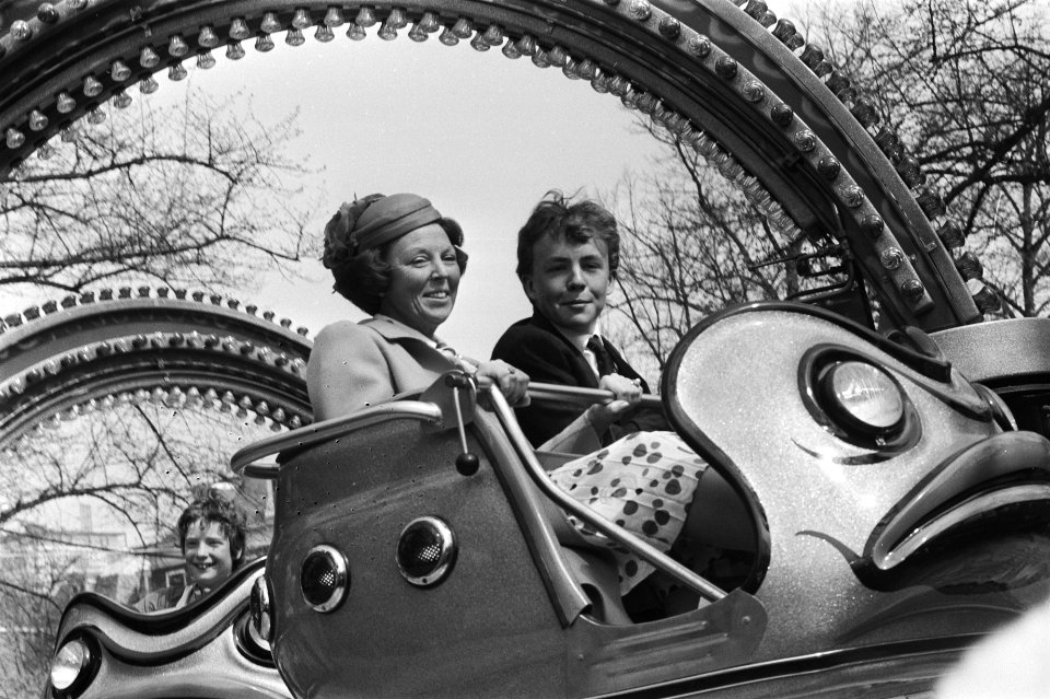 Koninginnedag 1984 in Den Haag Koningin Beatrix met zoon Friso in de Spider op, Bestanddeelnr 932-9494