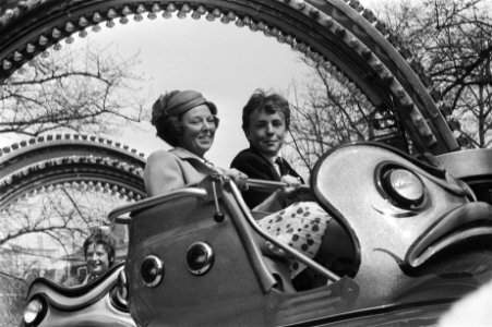 Koninginnedag 1984 in Den Haag Koningin Beatrix met zoon Friso in de Spider op, Bestanddeelnr 932-9494