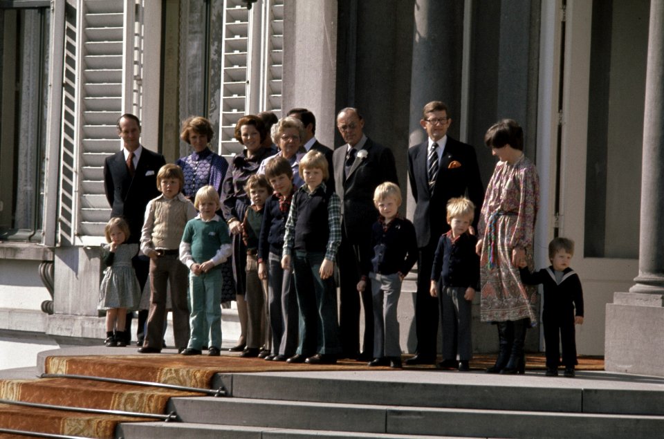 Koninginnedag 1977, defile Soestdijk Koninklijke Familie op bordes, Bestanddeelnr 254-9904