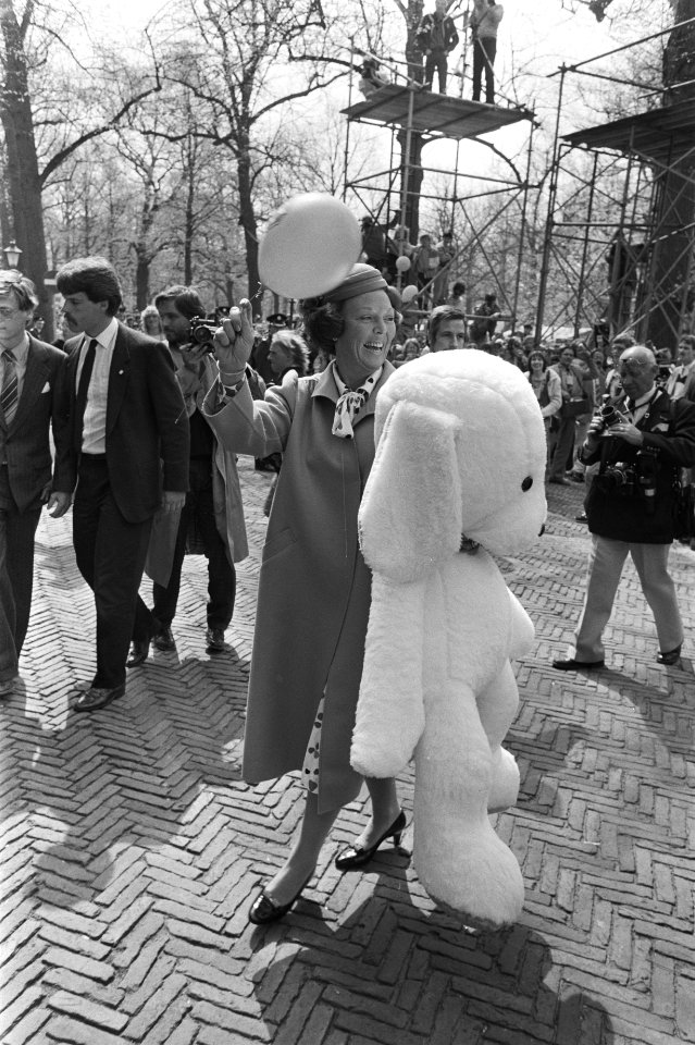 Koninginnedag 1984 in Den Haag Koningin Beatrix met beer en ballons, Bestanddeelnr 932-9498