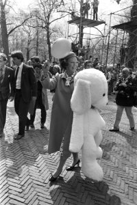 Koninginnedag 1984 in Den Haag Koningin Beatrix met beer en ballons, Bestanddeelnr 932-9498