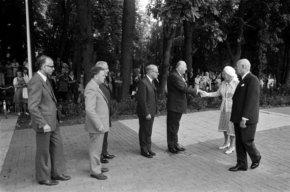 Koningin Juliana bezoekt provincie Drenthe koningin Juliana wordt voorgesteld a, Bestanddeelnr 927-2669