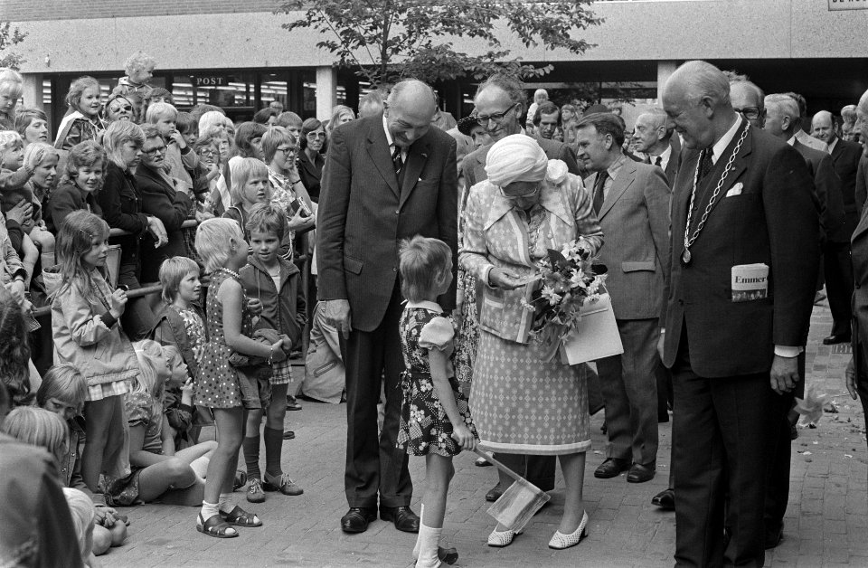 Koningin Juliana bezoekt provincie Drenthe koningin Juliana en burgemeester H, Bestanddeelnr 927-2667