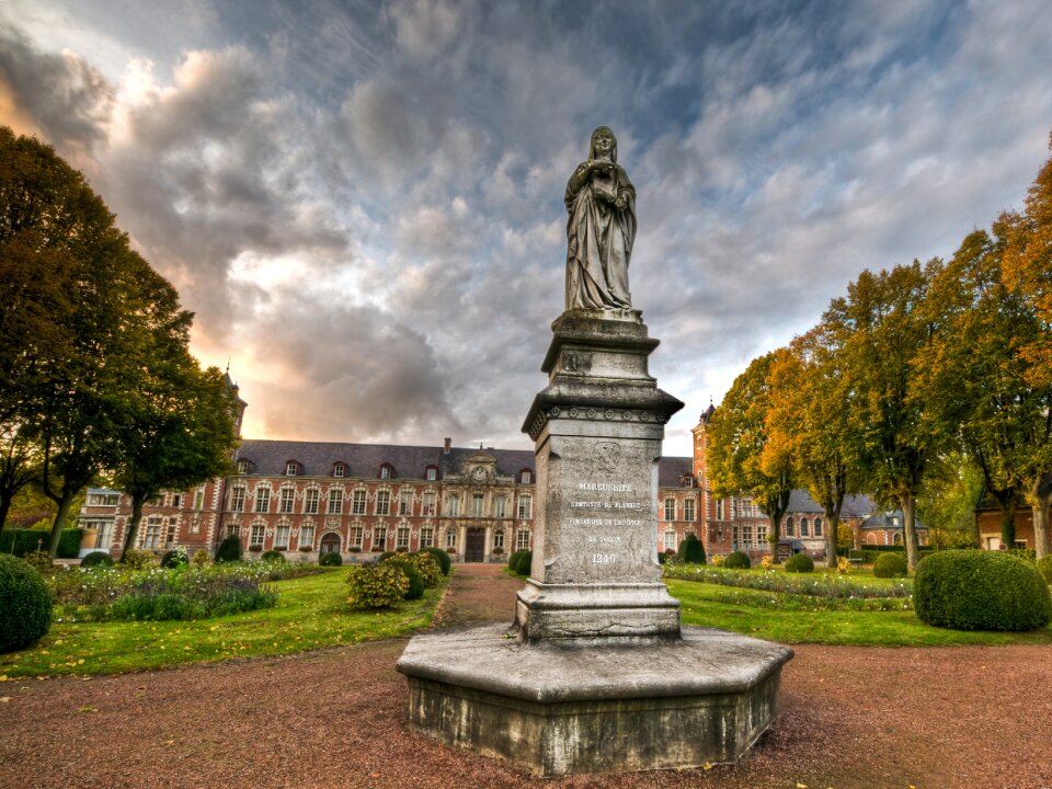 Former psychiatric hospital seclin statue