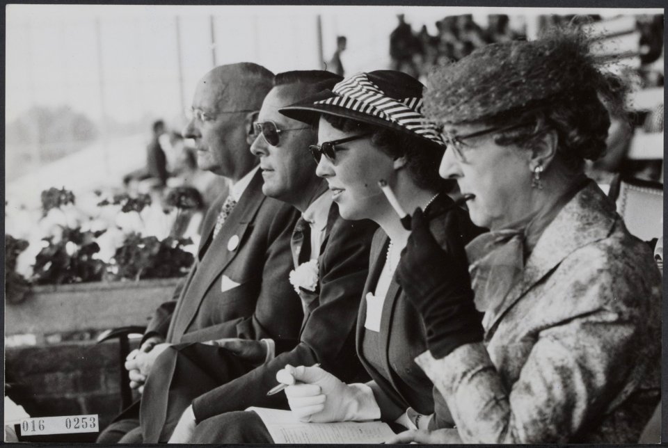 Koninklijk huis, prinsen, paardensport, tribunes, toeschouwers, prinsessen, Armg, Bestanddeelnr 016-0253