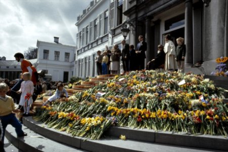Koninginnedag 1979, defile Soestdijk bloemen op bordes, Bestanddeelnr 253-8092