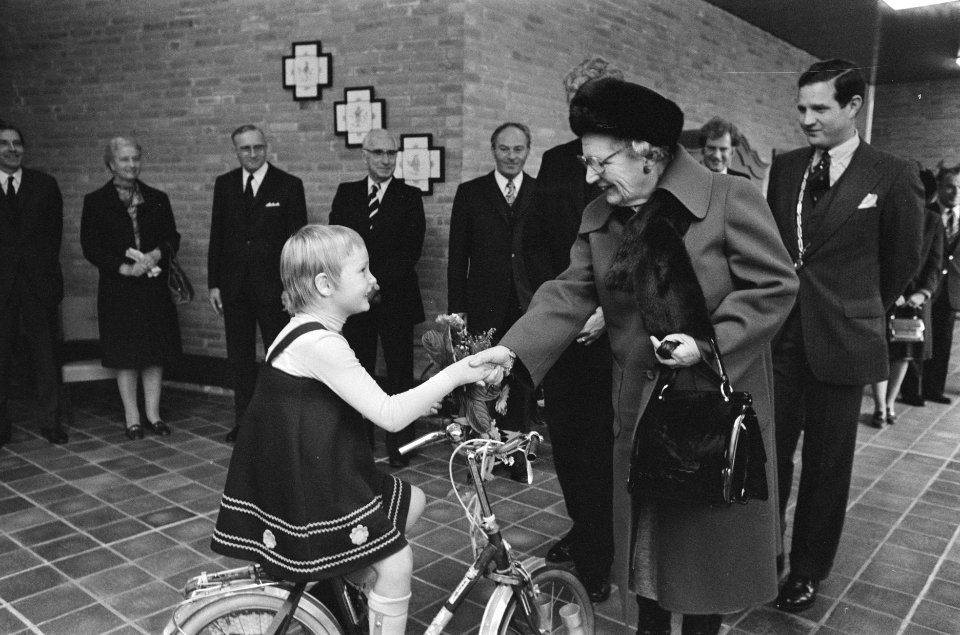 Koningin Juliana bezoekt provincie Zeeland, aan het zeehospitium in Oostkapelle, Bestanddeelnr 928-8403