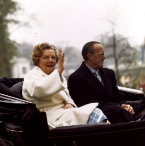 Koninginnedag 1974, defile Soestdijk Prinses Beatrix e Prinsjes in open caleche, Bestanddeelnr 254-9581