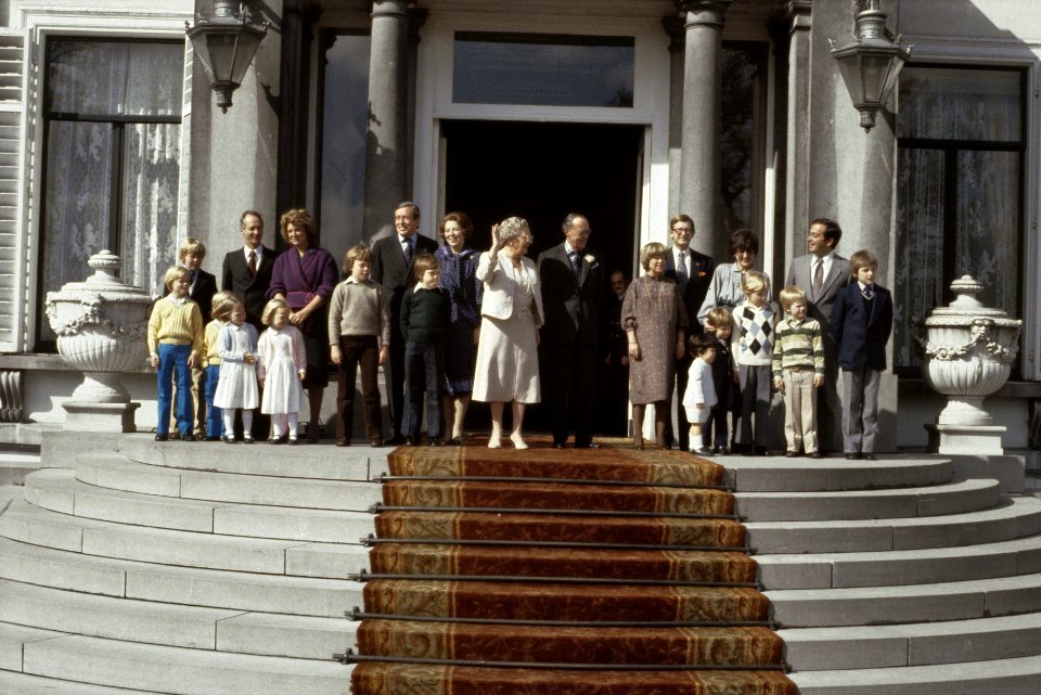 Koninginnedag 1979, defile Soestdijk Koninklijke Familie op bordes, Bestanddeelnr 253-8106