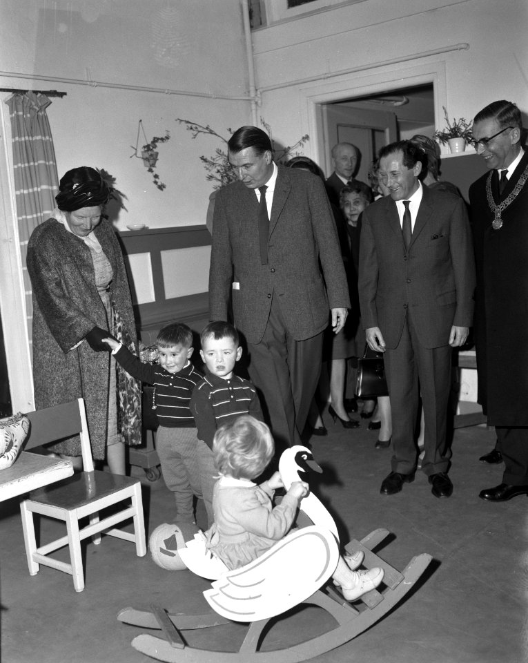Koningin Juliana bezoekt Ons Huis Rondleiding, Bestanddeelnr 913-4857
