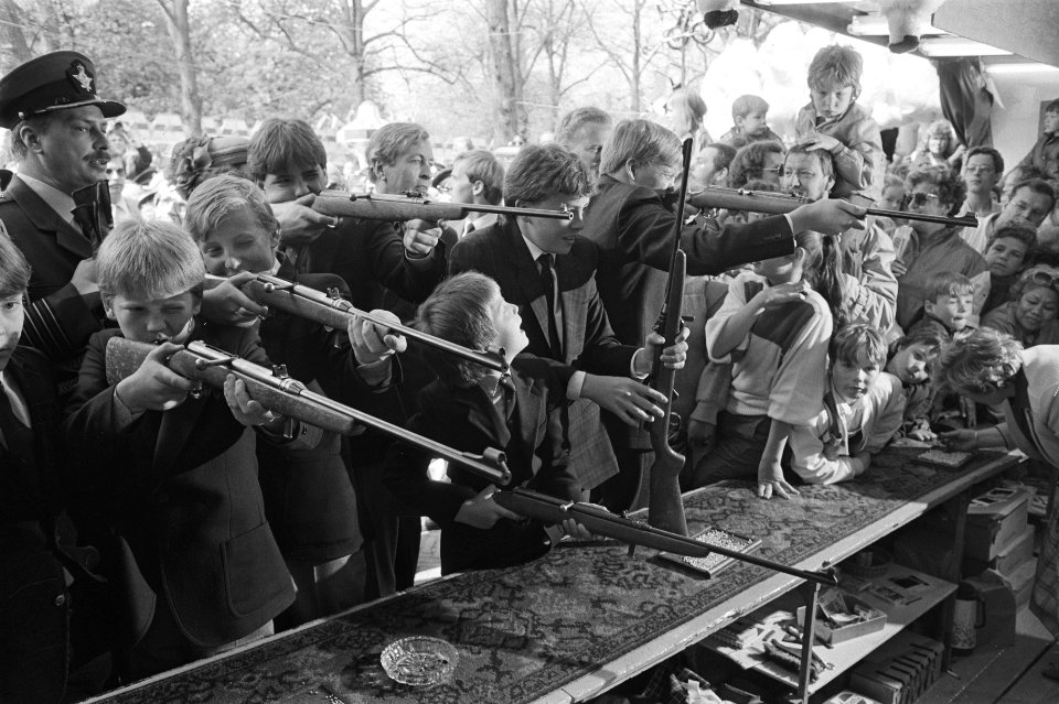Koninginnedag 1984 in Den Haag in de schiettent, v.l.n Prins Floris , Pieter C, Bestanddeelnr 932-9501