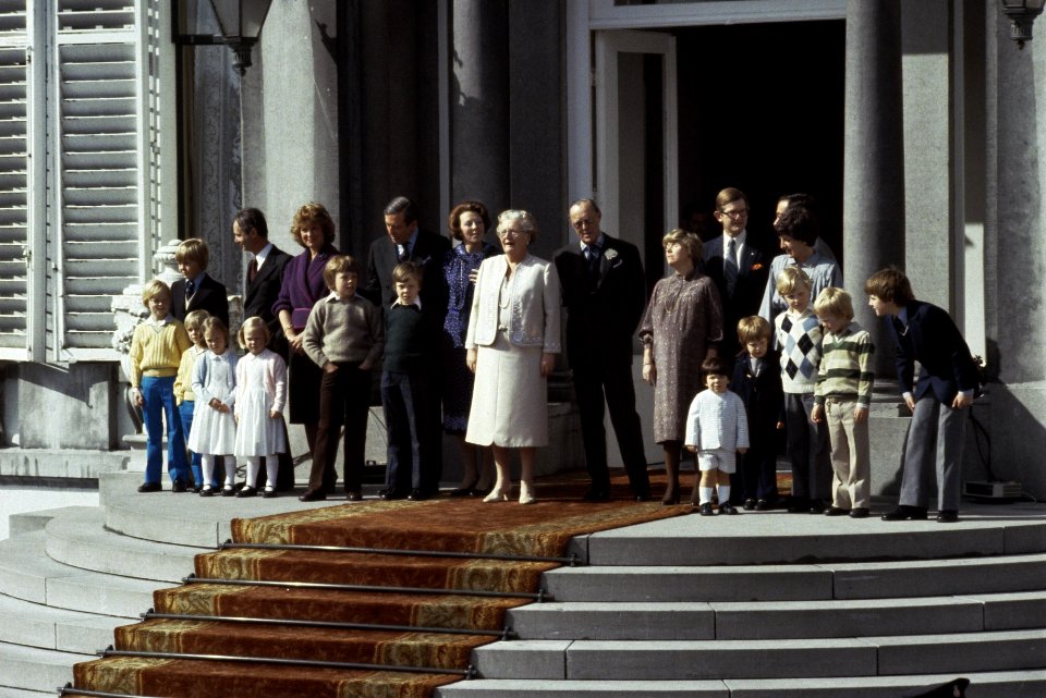 Koninginnedag 1979, defile Soestdijk Koninklijke Familie op bordes, Bestanddeelnr 253-8104