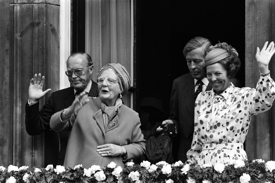 Koninginnedag 1984 in Den Haag Koningin Beatrix (r) zwaaiend, Prins Claus foto, Bestanddeelnr 932-9503