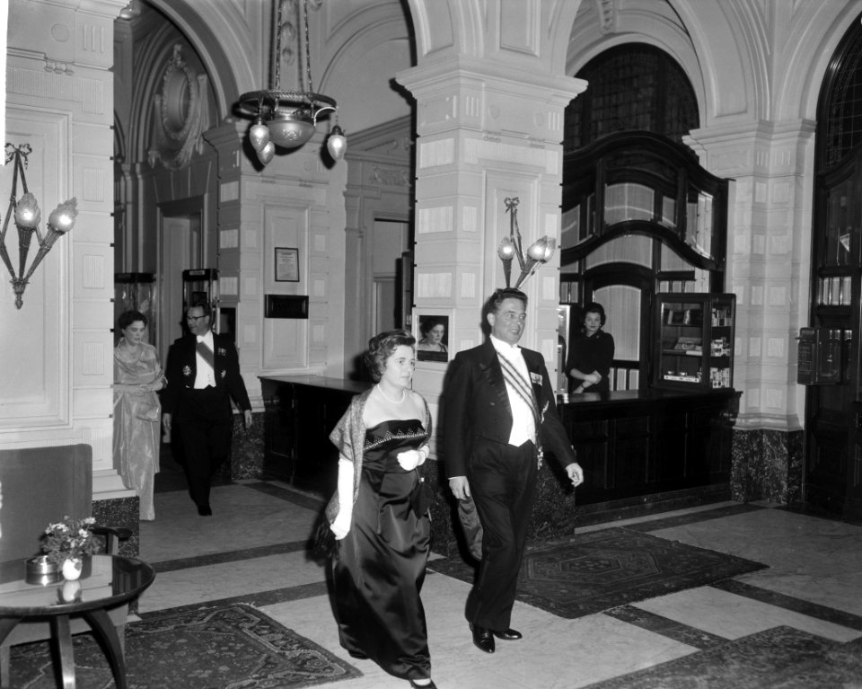 Koningin Juliana en Prins Bernhard aanwezig bij diner in Amstelhotel tgv 150-, Bestanddeelnr 916-2527