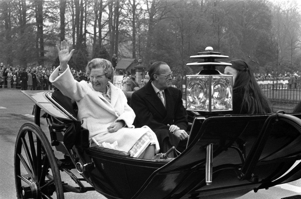 Koninginnedag op Soestdijk Koningin en Prins in open rijtuig, Bestanddeelnr 927-1587