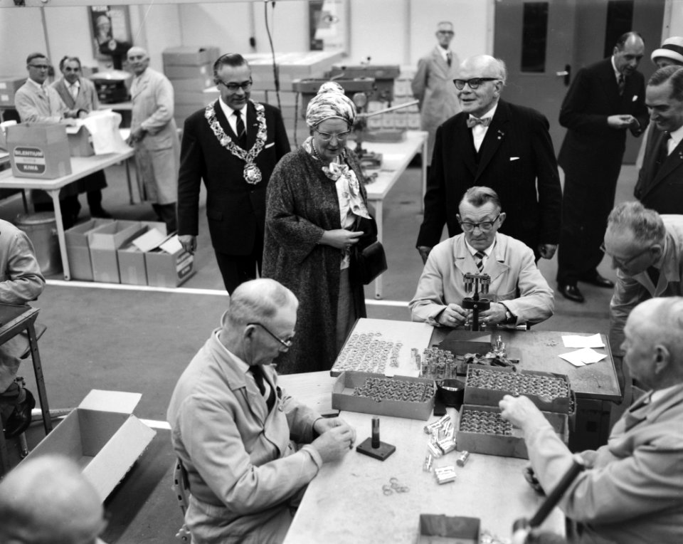 Koningin Juliana bracht bezoek aan Eindhoven Hare-Majesteit in de werkplaats va, Bestanddeelnr 915-5714