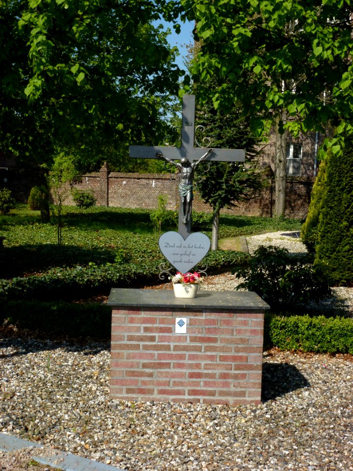 Koningsbosch (Echt-Susteren) wegkruis bij klooster