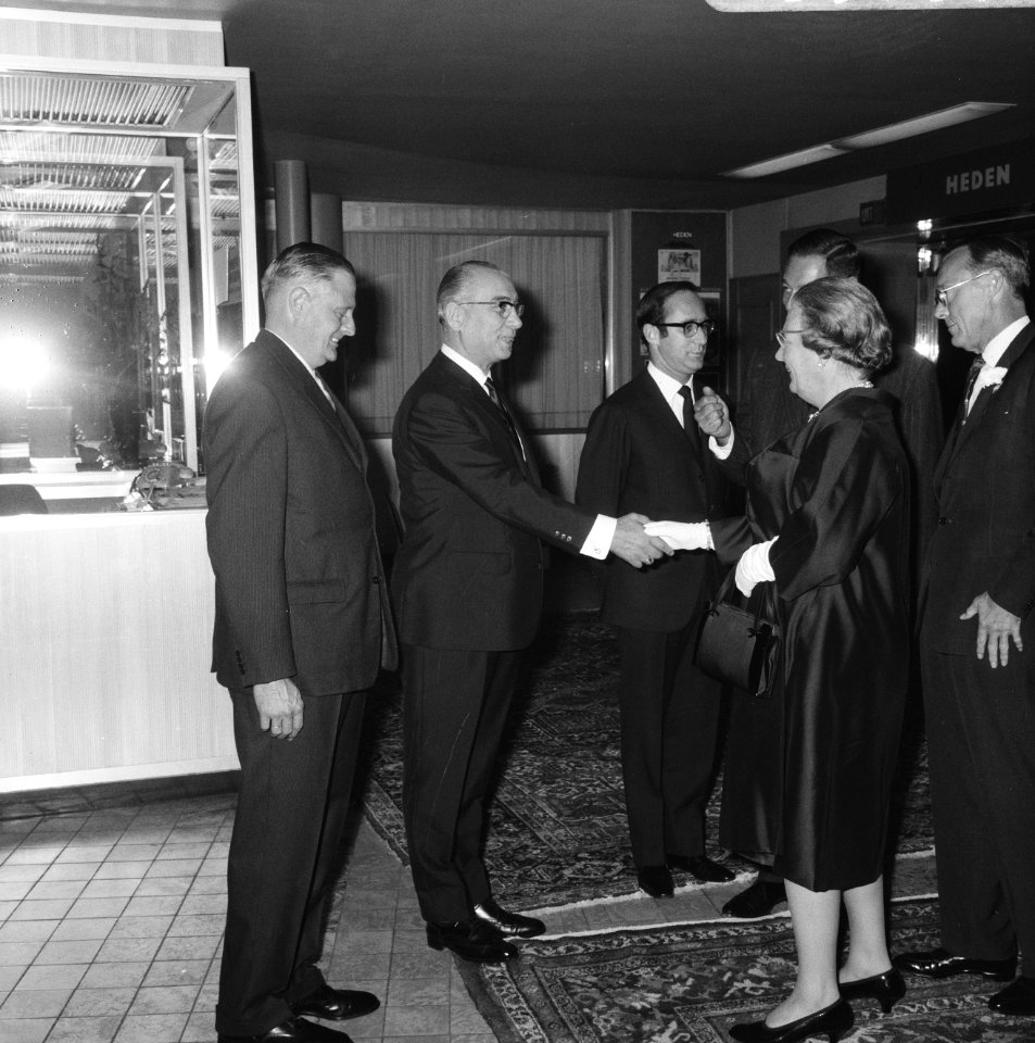 Koningin Juliana en prins Bernhard aanwezig bij premiere van film Elsa de Leeuw, Bestanddeelnr 919-3533