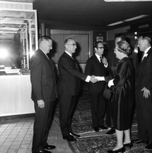 Koningin Juliana en prins Bernhard aanwezig bij premiere van film Elsa de Leeuw, Bestanddeelnr 919-3533