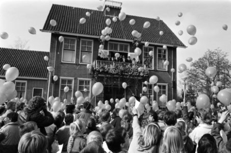 Koninginnedag 1985, Anna Paulowna Hare Majesteit op balkon gemeentehuis, zangh, Bestanddeelnr 933-3100
