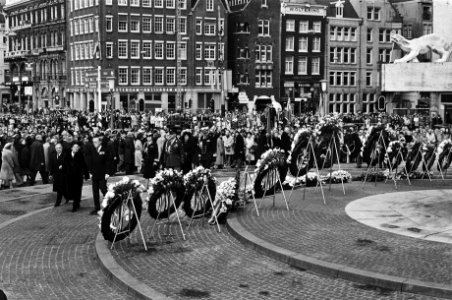 Koningin Juliana en Prins Bernhard aan het hoofd van het defilé langs de kranse…, Bestanddeelnr 930-2543