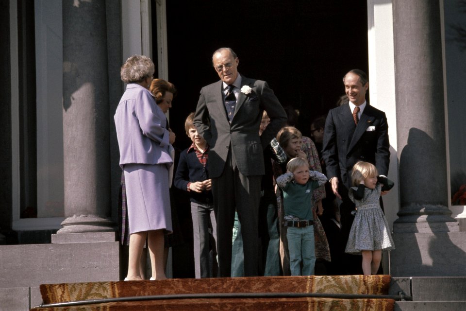 Koninginnedag 1977, defile Soestdijk Koninklijke Famili op bordes, Bestanddeelnr 254-9907