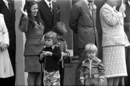 Koninginnedag op Soestdijk kinderen spelend op bordes, Bestanddeelnr 927-1616