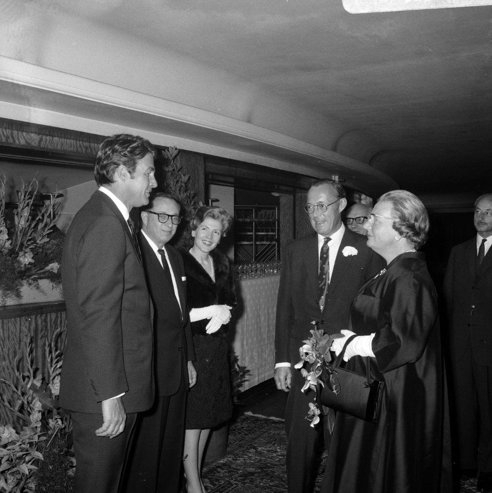 Koningin Juliana en prins Bernhard aanwezig bij premiere van film Elsa ce Leeuw, Bestanddeelnr 919-3521