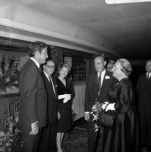 Koningin Juliana en prins Bernhard aanwezig bij premiere van film Elsa ce Leeuw, Bestanddeelnr 919-3521