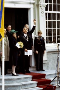 Koninginnedag Koninklijke Familie bezoekt Harlingen en Zuidlaren op bordes van, Bestanddeelnr 253-8706