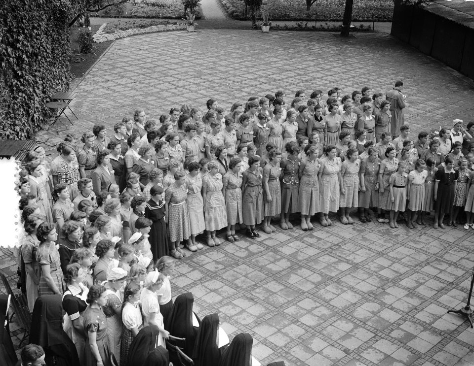 Koningin Juliana bezoekt Limburg. R.K. Landbouwhuishoudschool in Posterholt. Z…, Bestanddeelnr 905-3160