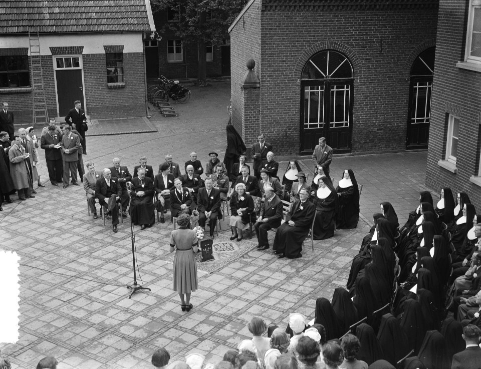 Koningin Juliana bezoekt Limburg. R.K. Landbouwhuishoudschool in Posterholt. …, Bestanddeelnr 905-3154