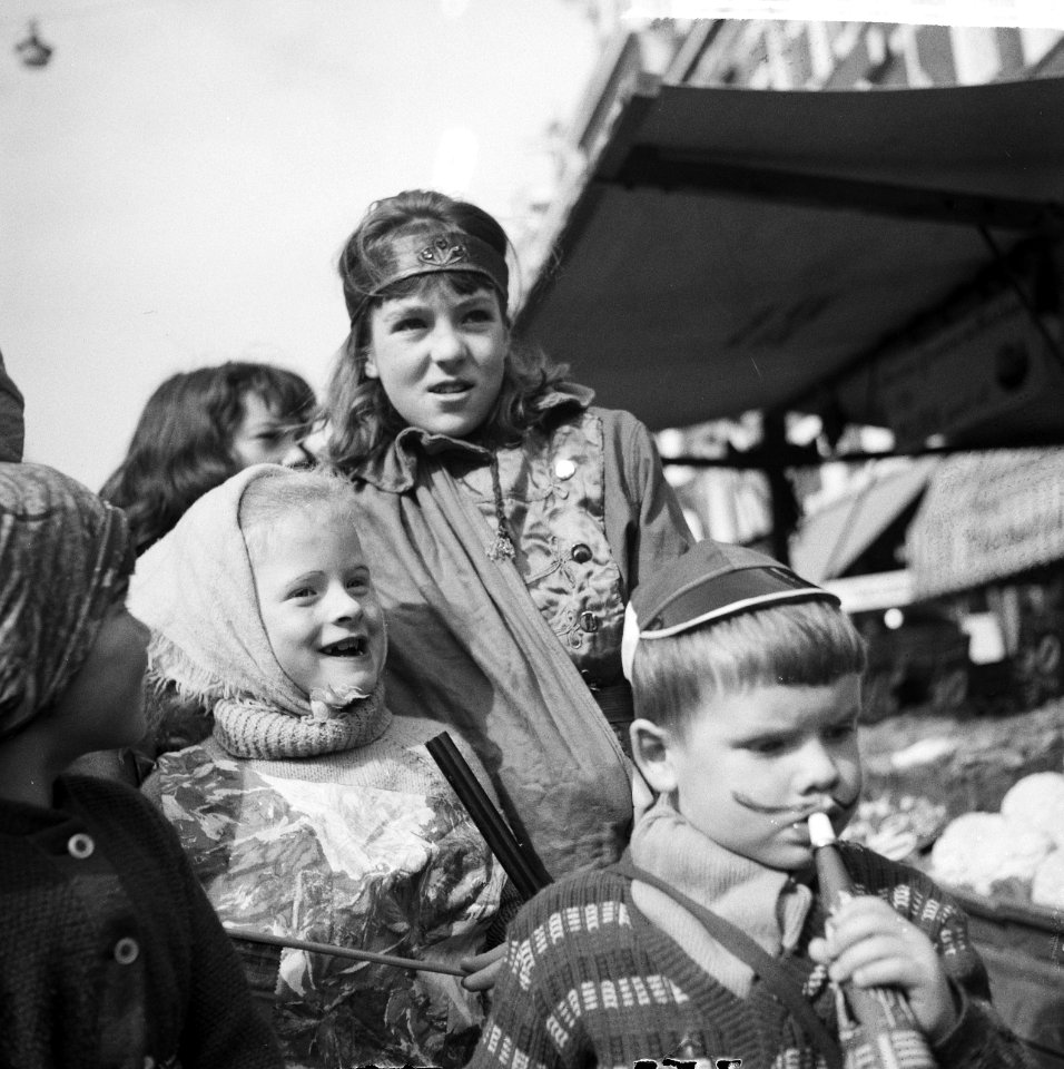 Koninginnedag 1964, vele kinderen liepen weer in vreemde kleren op straat, Bestanddeelnr 916-3781