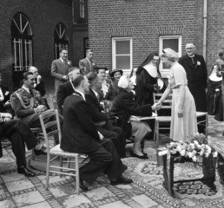 Koningin Juliana bezoekt Limburg. R.K. Landbouwhuishoudschool in Posterholt. …, Bestanddeelnr 905-3128