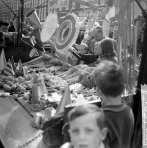 Koninginnedag 1964, vele kinderen liepen weer in vreemde kleren op straat, Bestanddeelnr 916-3782