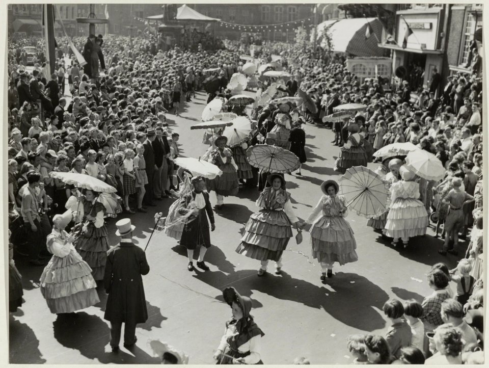 Koninginnedag 1952 festiviteiten op de Grote Markt., NL-HlmNHA 54010750