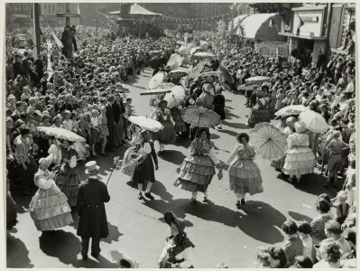 Koninginnedag 1952 festiviteiten op de Grote Markt., NL-HlmNHA 54010750