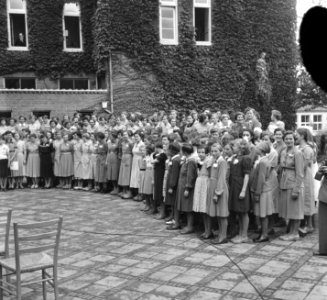 Koningin Juliana bezoekt Limburg. R.K. Landbouwhuishoudschool in Posterholt. Z…, Bestanddeelnr 905-3133