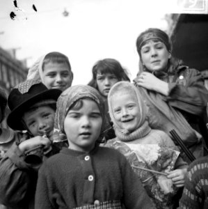 Koninginnedag 1964, vele kinderen liepen weer in vreemde kleren op straat, Bestanddeelnr 916-3779