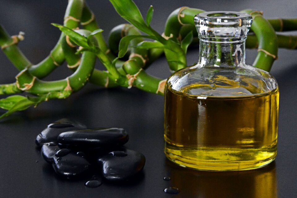 Massage oil massage bamboo
