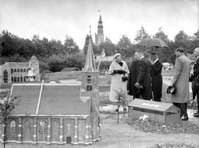 Koningin Juliana bezoekt Miniatuur Walcheren in Middelburg, Bestanddeelnr 906-5475