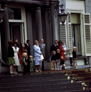 Koninginnedag 1974, defile Soestdijk gehele Koninklijke Familie op bordes, Bestanddeelnr 254-9584