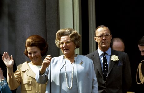 Koninginnedag nr. 2 jongetje met petje op schouders van vader, nr. 3 Prins , Bestanddeelnr 254-8447