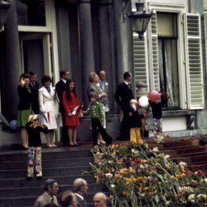 Koninginnedag 1974, defile Soestdijk gehele Koninklijke Familie op bordes, Bestanddeelnr 254-9583