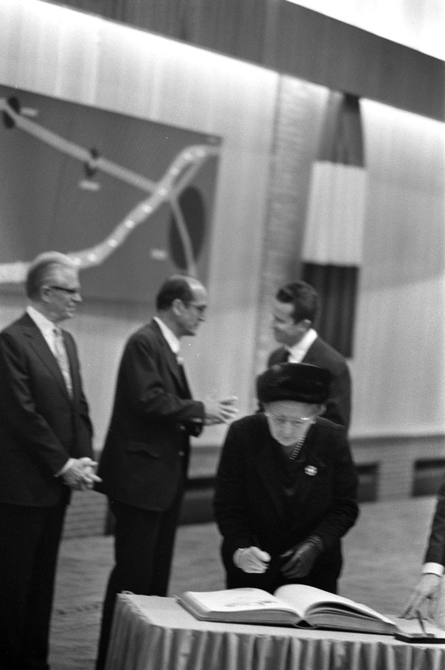 Koningin Juliana en koning Boudewijn plaatsen hun handtekening, Bestanddeelnr 925-3193