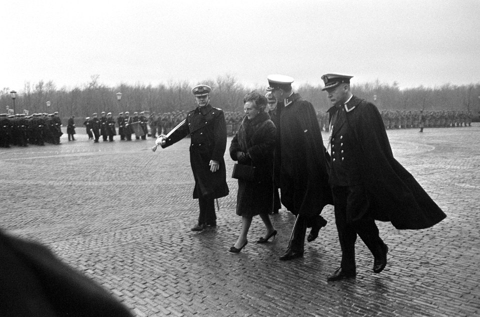Koningin Juliana en generaal majoor J.G.M. van Nass tijdens de plechtigheid op H, Bestanddeelnr 918-5461