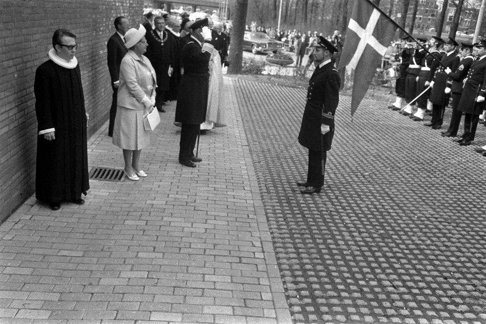 Koningin Juliana en koning Frederik van Denemarken groeten de Deens vlag, Bestanddeelnr 923-4681
