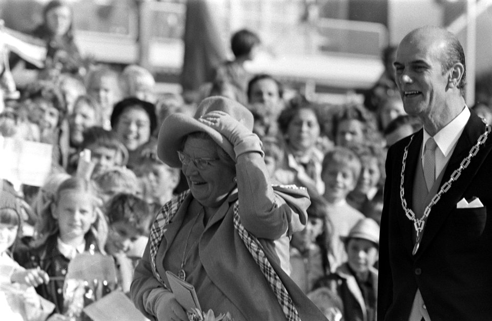 Koningin Juliana en de burgemeester van Barendrecht, Bestanddeelnr 923-8948